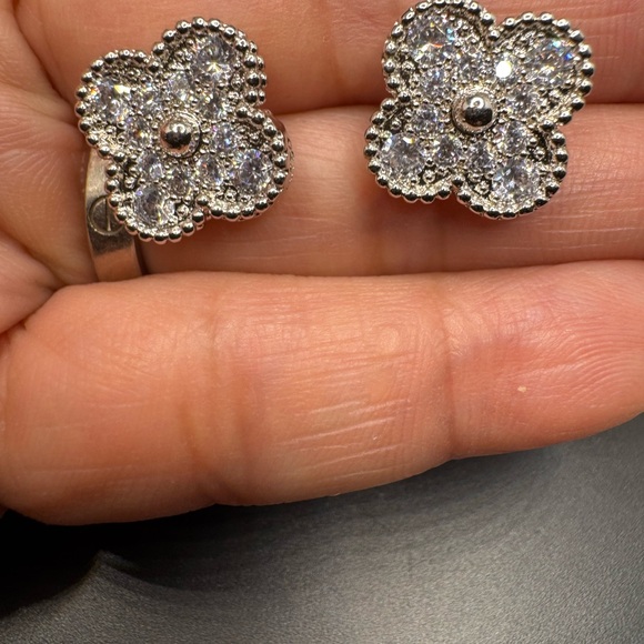 Elegant 18k White Gold Plated Floral Earrings with Zircon stones - Picture 5 of 7